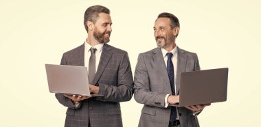 Çevik iş. Profesyonel iş adamlarının çevrimiçi iletişimi vardır. Çevrimiçi çalışan olgun iş adamları. İş başarısı. Programcı çevrimiçi bilgisayar kullanıyor. Uzaktan erişim.