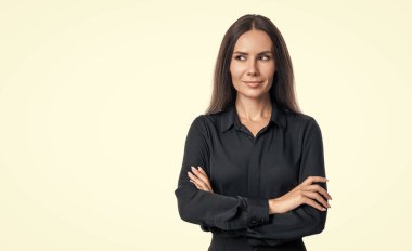 Şirket liderliği. Beyazlar içinde başarılı bir iş kadını. İş kadınının profesyonel mesleği. İş kadını liderdir. Başarılı bir iş. Kadın işverenin başarısı.
