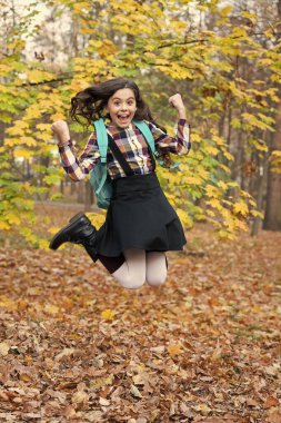 Çalışmak için sonbahar zamanı. Bilgi ve eğitim. Okul eğitimi. Öğrenci hayatı. Okula dönelim. Okul çantalı sonbahar kızı. Ergenlik için eğitim. Sonbahar parkında açık havada genç bir kız. Mezun oldum..