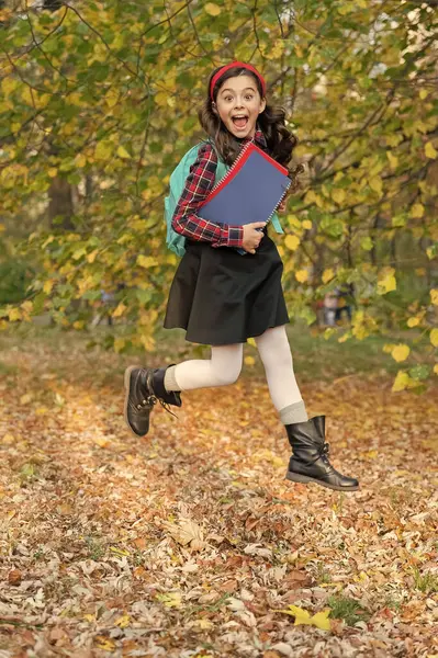 Sonbahar indirimi. Bilgi toplama günü. Sonbahar okulu ödevinde atlayan kız. Okula dönelim. Sonbahar parkında ödevi olan genç bir kız. Açık hava okulunda kız eğitimi. Bilgi ve eğitim.