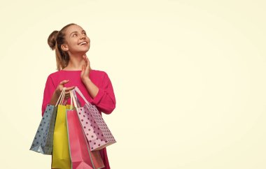 Alışveriş yapan kız alışveriş torbasını beyazın üzerinde izole etmiş. İndirim ve indirim. Satın alma hediyesi. Büyük indirim ve alışveriş. Alışveriş merkezindeki genç kız. Alışveriş çantalı genç kız. Kara Cuma alışverişi. Pankart.