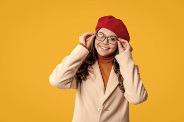 Gençlik modelinin sonbahar havası. Sonbahar moda kızı sarıda izole edilmiş. Moda ve şık bir kız. Gözlüklü ve bereli sonbahar kızı. Sonbahar sezonu. Kız sonbaharda şık görünüyor. Samimi dokular.