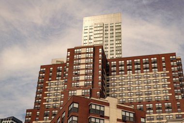 Metropolis 'teki mimari bina. Gökdelen perspektif görüntüsü. Şehir mimarisi. Modern ofis binasının mimarisi. Perspektif şehir gökdeleni. Modern gökdelen binası. Bina tasarımı.