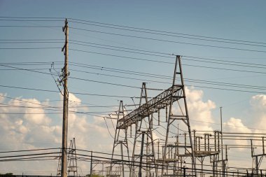 Elektrik güç pilonu. Elektrik kulesi. Elektrik enerjisi. Güç iletim kulesi. Elektrik üretimi. Elektrik hatları ve gökyüzü. Yeşil enerji. Elektrik voltaj istasyonu. Yüksek voltaj.