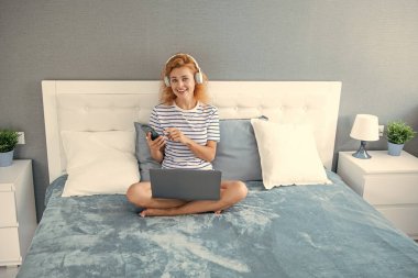 Telefonda mutlu kadın sohbeti. Evde telefonla konuşan bir kadın. Kulaklıklı kadının telefon görüşmesi..