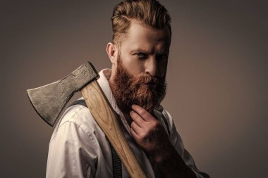 Saç ve sakal bakımı. Yakışıklı, sakallı, vahşi adam. Sakal şekillendirme. Bıyıklı, Kafkas bir hippi. Sakallı adam gri yolda izole edilmiş. Sakallı adam, baltayı tut. Klasik cazibe..