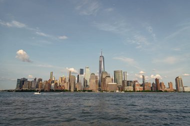 New York, ABD - 16 Haziran 2023: Marella Discovery Manhattan, New York. New York Manhattan 'ın Skyline' ı Hudson Nehri yolcu gemisi TUI ile seyahat ediyor.