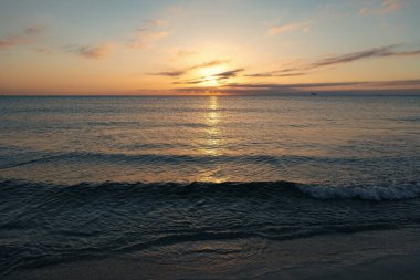 Güzel sabah gökyüzü, okyanus suyuyla yaz kumsalında..