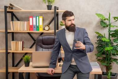 Molaya ihtiyacım var. Ciddi yönetmen servis bardağını tutar. Kahve molası. Ofiste çalışmaktan dinlen. Enerjisini tazeliyor..