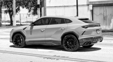 Miami Beach, Florida ABD - 15 Nisan 2019 Sarı Giallo Auge Lamborghini Urus, yan görüş.