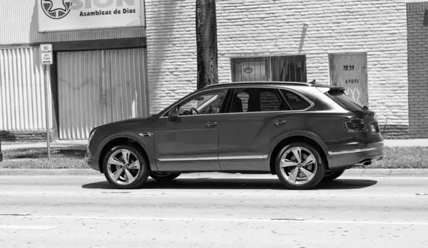 Miami Beach, Florida ABD - 15 Nisan 2021: Mor metalik Bentayga v8 2015 SUv, arka görüş.