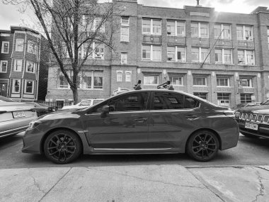 New York City, ABD - 20 Mart 2024: 2018 Subaru WRX spor arabası, yan görüş.