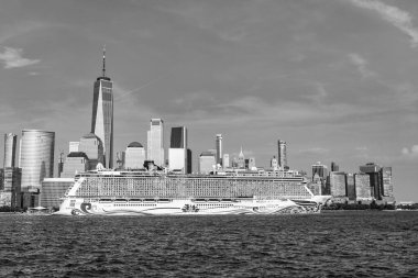 New York, ABD - 13 Haziran 2023: New York 'ta Manhattan' a giden Norveçli bir gemi. New York Manhattan 'ın Skyline' ı Hudson Nehri yolcu gemisi NCL 'de seyrediyor..