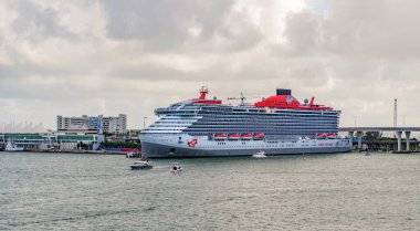 Miami, Florida, ABD - 4 Kasım 2024: Valiant Lady Cruise Gemisi Yolculuğu. Yaz tatili için gemi turu. Bakire Yolculukları ve Bain Capital. Gemi turu ve deniz seyahati. Seyahat acentası turu.