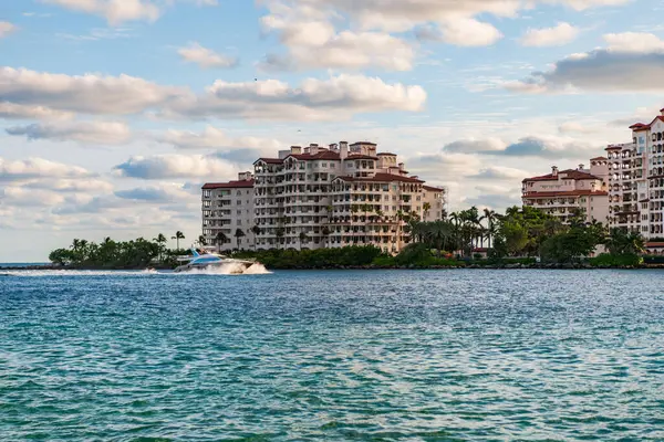 Yaz tatili. Fisher Adası konut binası ve lüks yat teknesi. Tekne Fisher Adası, Miami 'den geçiyor. Marinaya yüzen bir tekne. Fisher Adası 'nda lüks bir yat teknesi. Romantik gezi..