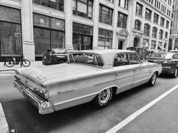 New York City, ABD - 17 Ağustos 2023: Mercury Montclair 1964 model klasik araba caddeye park edilmiş, yan görüş açısı.