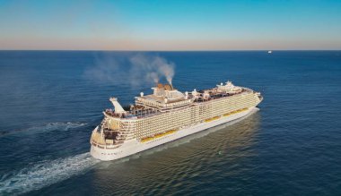 Yaz tatilindeki deniz yolculuğunun havadan görünüşü. Gemi turu ve deniz seyahati. Lüks yolcu gemisi yolculuğunun havadan görünüşü. Gemi Miami sahil limanından ayrılıyor. Miami turu. Gemi seyahati. Lüks bir tatil..