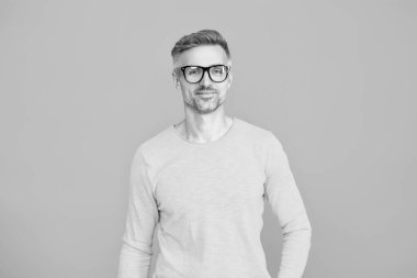 Mavili adam için göz giysisi. Gözlükle iyi görünüyorsun. Olgun adam gözlüklü bak. Görüş keskinliği ve görme yeteneği. Vizyon görüşü düzeltmesi. Gözlüklü adam iyi görünüyor. Görmekte zorlanıyorum. Düzeltilmiş görme.