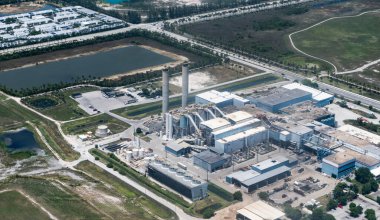 Miami Dade 'de atık yakma tesisi. Atık geri dönüşüm endüstriyel tesisi. Çevre kirliliği. Endüstri kentsel alanı. Atık yakma tesisi olan sanayi bölgesi. Yakma tesisi fabrikası.