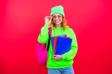 Okula dönelim. Bilgi toplama günü. Üniversitede eğitim. Pembe üzerine izole edilmiş genç bir kız. 1 Eylül. Bilgi ve eğitim. Okul eğitimi. Öğrenci hayatı. Üniversitedeki kız öğrenci. Derin bilgi.