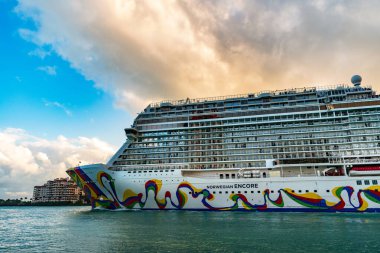 Miami, Florida, ABD - 16 Aralık 2024 Norveç yolcu gemisi. Gemi turu ve deniz seyahati. Gemi kalkıyor. Norveçli bir yolcu gemisi yolculuğu. Yaz tatilinde gezmek.