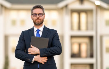 Emlak sigortası tanıtımı. Başarılı bir komisyoncu. İpotek sigortacısı. Amerikalı satış müdürü. Satılık bir emlakçı. Takım elbiseli bir emlakçı. Kirala ya da yeni bir ev al. Ev sigortası afişi.