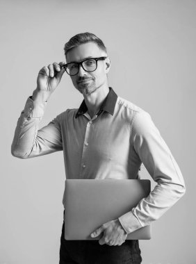 Bilgisayarı kullanan başarılı bir iş adamı. İşadamı internette çalışıyor. Online pazarlama müdürü. İş başarısı. CEO müdürü iş adamı Grey 'de izole edilmiş. Video konferansı. Çevrimiçi iletişim.