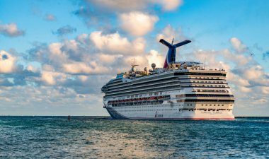 Miami, Florida, ABD - 10 Aralık 2024: Karnaval yolcu gemisi. Gemi turu ve seyahat. Gemi Miami limanından ayrılıyor. Tatil turu. Karnaval Gündoğumu yolcu gemisi yolculuğu. Yaz tatilinde gezmek.