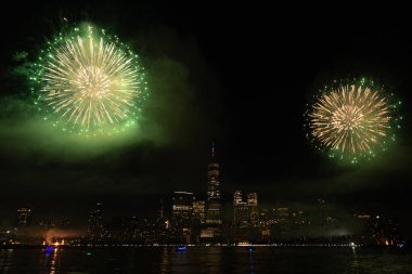 New York Manhattan havai fişekleri arifesinde. Manhattan 'da havai fişekler. New York 4 Temmuz Havai fişekleri. Flashing Fireworks ile New York City Skyline Manhattan. Bağımsızlık Günü