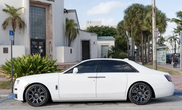 Miami, Florida, ABD - 12 Aralık 2024: Beyaz Rolls Royce Hayalet 2021 sedan araba. Rolls Royce Hayalet modelinin lüks sedan arabası. Rolls Royce 'un arabası dışarıda park edilmiş. Rolls Royce, yan görüş..