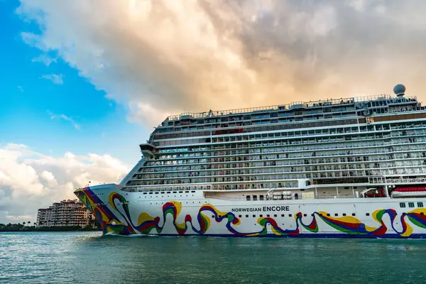 Miami, Florida, ABD - 16 Aralık 2024 Norveç yolcu gemisi. Gemi turu ve deniz seyahati. Gemi kalkıyor. Norveçli bir yolcu gemisi yolculuğu. Yaz tatilinde gezmek.
