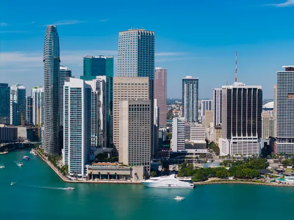 Miami şehir merkezinde. Gökdelen binası. Şehir merkezindeki şehir manzarası. Şehir mimarisi. Miami şehir merkezi silueti. Miami gökdelen şehri. Miami şehrinin ufuk çizgisi Brickell anahtarı. Florida 'ya git..