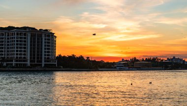 Fisher Adası 'nın panoramik manzarası ve uçan kuşlar. Gün doğumu manzarası. Gün batımında Fisher Adası. Miami Fisher Adası Panorama Günbatımı Manzarası. Miami plajı, gün doğumu gökyüzü. Miami panorama, Florida.