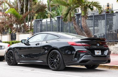Miami, Florida, ABD - 10 Aralık 2024: siyah 2019 BMW M850 Gran Turismo arabası. BMW M850 Gran Turismo tipi lüks bir araba. BMW M850 'nin arabası dışarıda park edilmiş. BMW M850, yan görünüm.