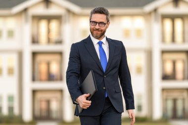 Başarılı bir komisyoncu. İpotek sigortacısı. Amerikalı satış müdürü. Satılık bir emlakçı. Takım elbiseli bir emlakçı. Kirala ya da yeni bir ev al. Ev sigortası. Emlak sigortası tanıtımı. Uzman tavsiyesi.