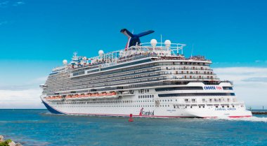 Miami, Florida, ABD - 9 Haziran 2024: Karnaval yolcu gemisi. Gemi turu ve deniz seyahati. Gemi Miami limanından ayrılıyor. Karnaval Horizon yolcu gemisi yolculuğu. Yaz tatilinde gemi turu. Deniz yoluyla seyahat etmek.