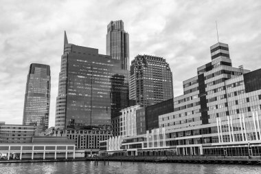 Binası olan şehir silueti. Şehir manzarası üzerine bir mimari. Modern mimari. Şehir manzarası silüeti. Şehir merkezindeki metropolitan şehri. Modern gökdelen. Şehir rıhtımında gökdelen. Parlayan gökdelenler.