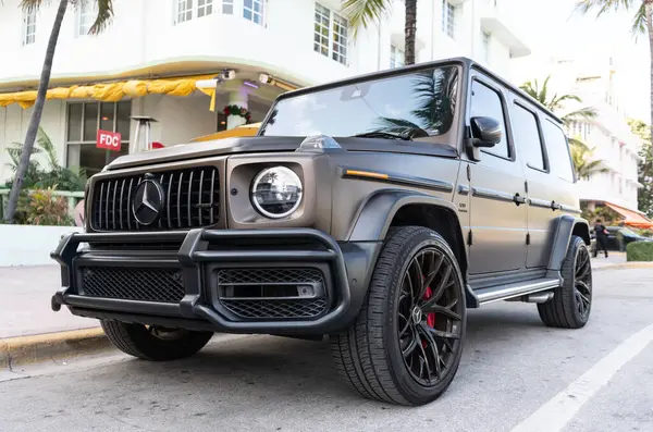 Miami, Florida, ABD - 05 Aralık 2024: 2021 Mercedes Benz G geçiş aracı. Mercedes Benz G tipinde lüks bir araba. Mercedes Benz 'in arabası dışarıda park edilmiş. Mercedes Benz G, köşe görünümü.
