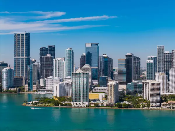 Şehir merkezinin silüeti. Miami 'nin havadan görünüşü. Miami şehir merkezindeki Brickell Key 'deki modern gökdelenin havadan görünüşü. Miami 'nin silüeti. Brickell şehir merkezi. Modern şehir inşaatı ve gökdeleni.