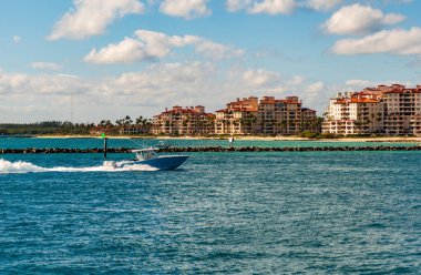 Fisher Adası 'nda lüks bir yat teknesi. Yaz tatili. Fisher Adası konut binası ve lüks yat teknesi. Miami 'deki Fisher Adası' nın gün batımı manzarası. Marinaya yüzen bir tekne..