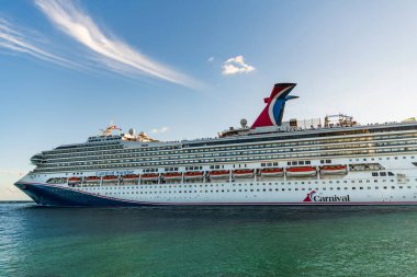 Miami, Florida, ABD - 24 Aralık 2024: Karnaval Gündoğumu yolcu gemisi yolculuğu. Yaz tatilinde gemi turu. Karnaval yolcu gemisi. Gemi turu ve deniz seyahati. Gemi Miami limanından ayrılıyor..