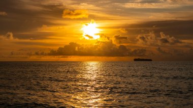 Deniz doğasında sakin bir ufuk. Sahilde romantik bir yaz tatili. Gün doğumu gökyüzü ufku. Deniz batımı manzaralı. Yaz tatilinde bulutlu gün batımı gökyüzü ve deniz manzarası. Deniz gündoğumuyla gökyüzü. Sonraki parlaklık.
