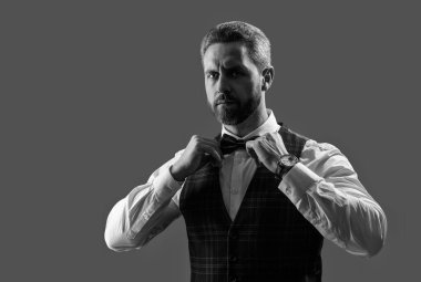 Papyonlu garson servis yapmaya hazır. Garson. Smokinli erkek giysili adam Griler 'de izole edilmiş. Resmi erkek giyim sektöründe karizmatik bir adam. Yakışıklı garson adam smokin giyer. Şık smokin papyonu. Pankart.