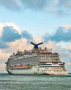 Miami, Florida, ABD - 16 Aralık 2024: Karnaval Horizon yolcu gemisi yolculuğu. Yaz tatilinde gemi turu. Karnaval yolcu gemisi. Gemi turu ve deniz seyahati. Gemi Miami limanından ayrılıyor..