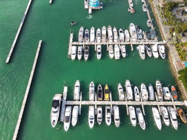 Miami güney sahili manzaralı. Lüks bir yat limanında. Lüks bir yaşam tarzı. Lüks Miami Florida manzarası. Yaz tatili. Marina rıhtımı. Lüks Güney Sahili marinası. Marina görünümü.