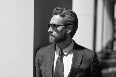 İş yerindeki kendine güvenen iş adamı. Yeni hedefler. İş vizyonu ve liderlik. Takım elbiseli bir iş adamı. İspanyol iş adamı patronu. Girişimcinin başarısı. Ofis yöneticisi.