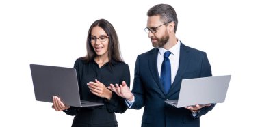 İş başarısı. Beyazlar üzerinde izole iş adamları. Çevrimiçi çalışan serbest çalışan biri. Online iş iletişimi. Ofisinde dizüstü bilgisayarı olan iş adamları. Uzaktan kumandalı çalışıyor. Gereken özen.