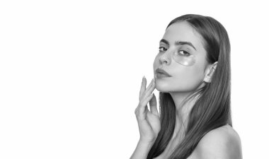 Göz altı nemlendirici bantlı cilt. Göz altı yamaları kullanan genç bir kadın, kopyalama alanı. Göz bantlı güzel bir kadın mükemmel bir cilde sahip. Kolajen hidrojel göz bantları. Günlük uygula.