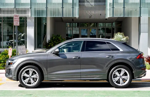 Miami, Florida, ABD - 09 Aralık 2024: Audi Q8 quattro 2019 spor geçiş aracı. Audi Q8 tipinde bir spor araba. Audi Q8 'in arabası dışarıda park edilmiş. Audi Q8, yan görünüm.