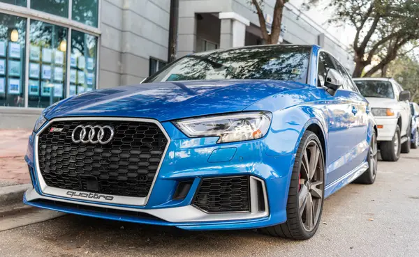 Miami, Florida, ABD - 05 Aralık 2024 Audi RS3 Sport Hatchback otomobili. Audi RS3 'ün lüks arabası. Audi RS3 'ün arabası dışarıda park edilmiş. Audi RS3 mavi renk, köşe görünümü.